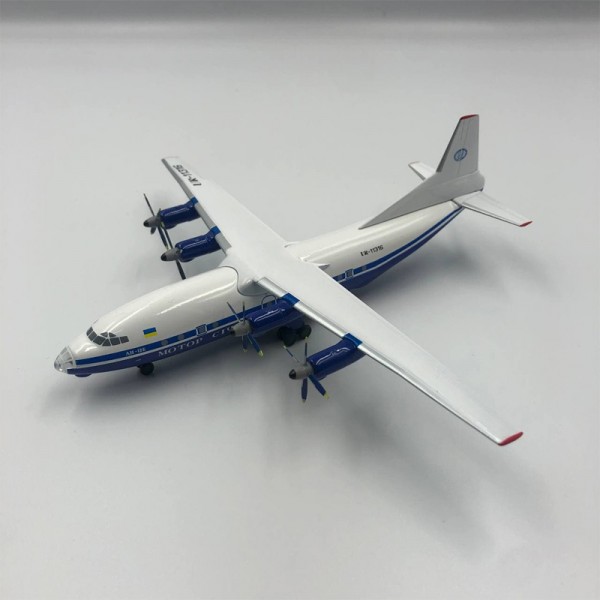 Модель самолёта АН-12 Мотор Сич (борт - UR-11316)